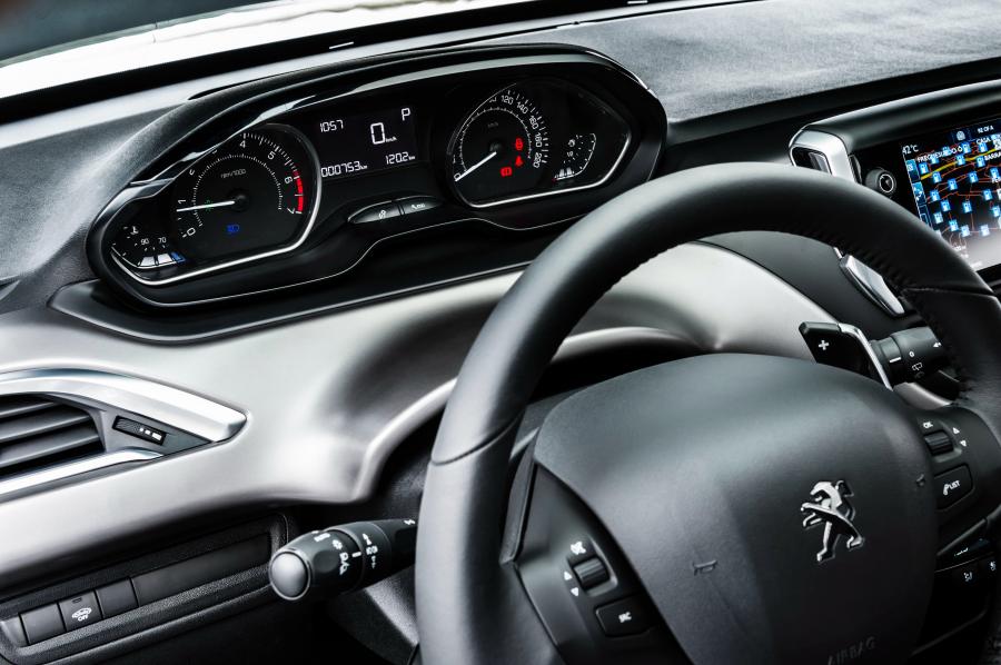 Панель приборов Peugeot 208 2016 года  (LA) (фото 5 из 17)